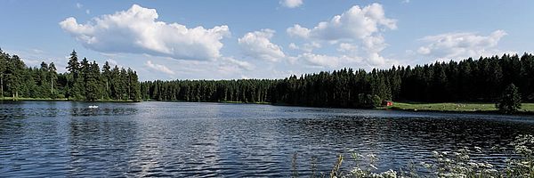 Panoramablick auf einen See