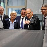Menschen schauen auf ein Gerät 