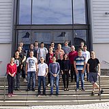 Studierende stehen auf der Treppe des Hauptgebäudes der TU Clausthal