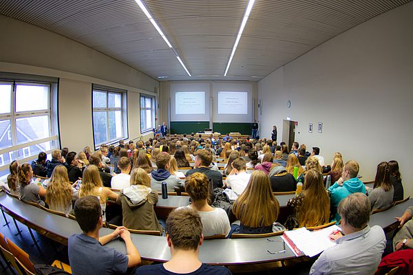 Studierende sitzen in einem Hörsaal